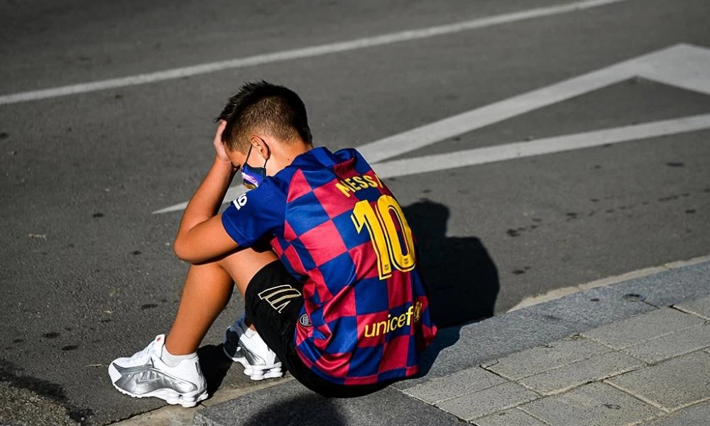 Η απογοήτευση ενός πιτσιρικά που δεν είδε το Μέσι να πηγαίνει για προπόνηση!